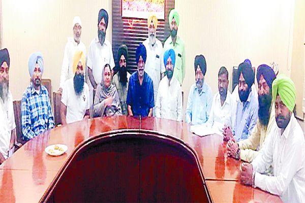 ਅਕਾਲੀ ਵਫਦ ਨੇ ਦਿੱਤਾ ਡੀ. ਸੀ. ਤੇ ਐੈੱਸ. ਐੈੱਸ. ਪੀ. ਨੂੰ ਮੈਮੋਰੰਡਮ