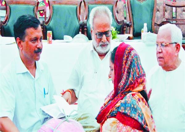shaheed family fund  kejriwal  navjot singh sidhu