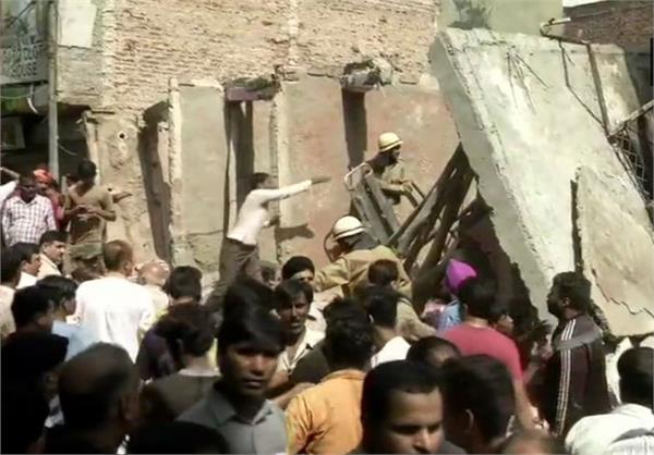 three storey building collapsed delhi