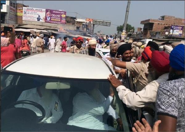 akali workers  sikh organizations  slogans  dharna