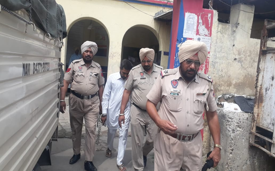 ਪੁਲਸ ਵਲੋਂ 600 ਬੋਤਲਾਂ ਸ਼ਰਾਬ ਅਤੇ 70 ਕਿੱਲੋ ਭੁੱਕੀ ਸਮੇਤ 3 ਕਾਬੂ