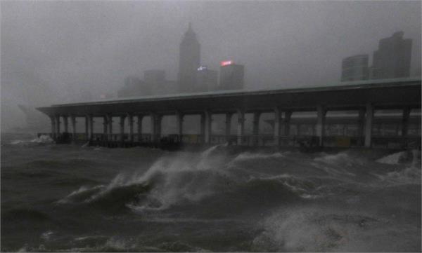 typhoon lashes south china after killing 28 in philippines