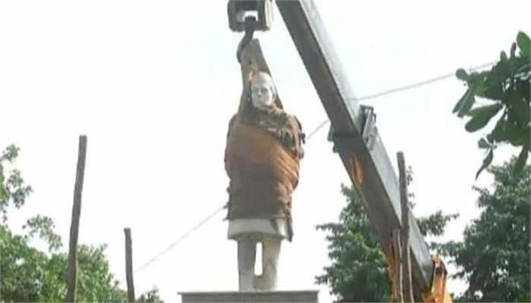 pt jawahar lal nehru statue removed