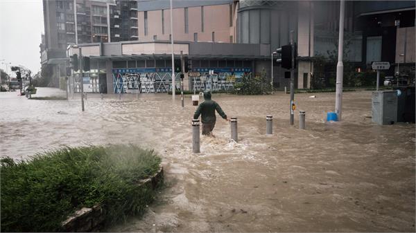 hong kong hit by typhoon mangkhut