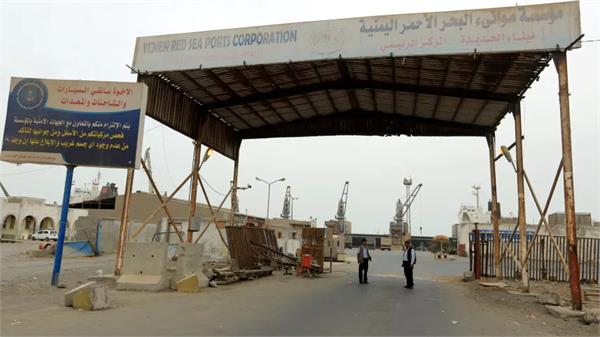 four dead after saudi led air strike hits yemen radio station