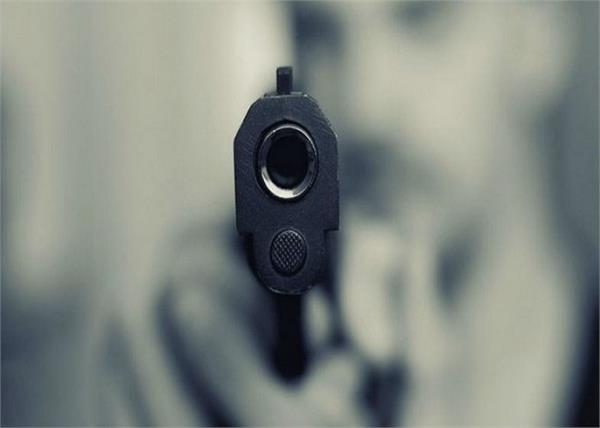 unknown gunmen fire a car in delhi