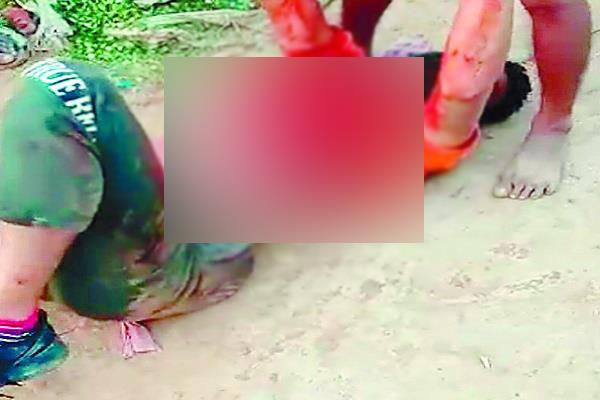 bathinda police  drug smugglers  beaten  village desu jodha