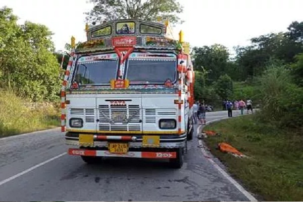 ਹਿਮਾਚਲ ''ਚ ਟਰੱਕ ਨੇ ਕੁਚਲੇ 4 ਲੋਕ, 2 ਦੀ ਮੌਤ