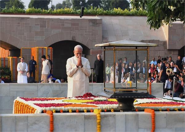 narendra modi paid tributes to bapu