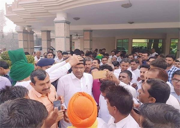 deputy cm dushyant chautala met people in sirsa