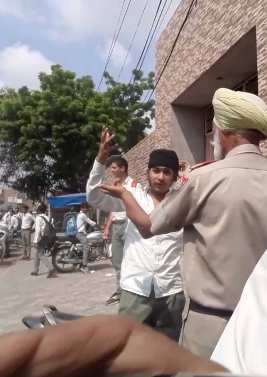 ਆਪਸ ''ਚ ਭਿੜੇ ਸਕੂਲ ਦੇ ਵਿਦਿਆਰਥੀ, ਲਾਹੀਆਂ ਦਸਤਾਰਾਂ (ਤਸਵੀਰਾਂ)