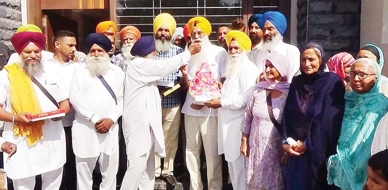 ਕੈਨੇਡਾ ''ਚ ਚੌਥੀ ਵਾਰ ਬਣੇ ਐੱਮ. ਪੀ. ਸੁੱਖ ਧਾਲੀਵਾਲ ਦੇ ਪਿੰਡ ''ਚ ਮਨਾਈਆਂ ਖੁਸ਼ੀਆਂ