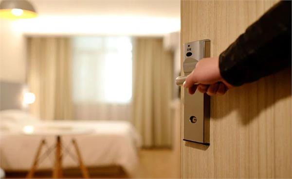 saudi arabia allows foreign men and women to share hotel rooms