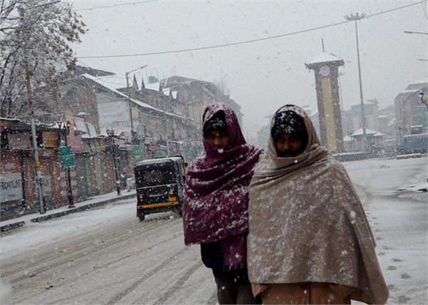 first snow of season in kashmir