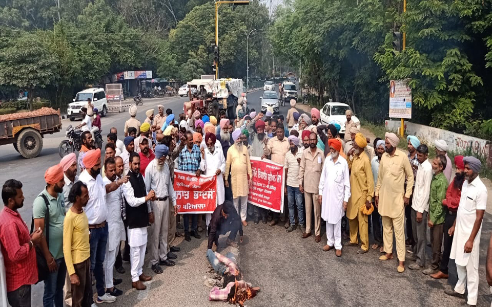 ਦੀਵਾਲੀ ਤੋਂ ਪਹਿਲਾਂ ਦਰਜਾ ਚਾਰ ਮੁਲਾਜ਼ਮਾਂ ਨੇ ਫੂਕਿਆ ਕੈਪਟਨ ਤੇ ਮਨਪ੍ਰੀਤ ਦਾ ਪੁਤਲਾ