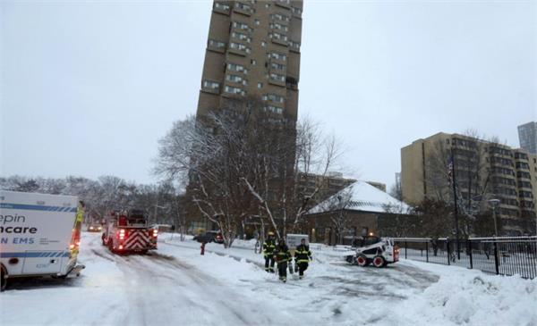 us  five die and 4 burst into flames in building