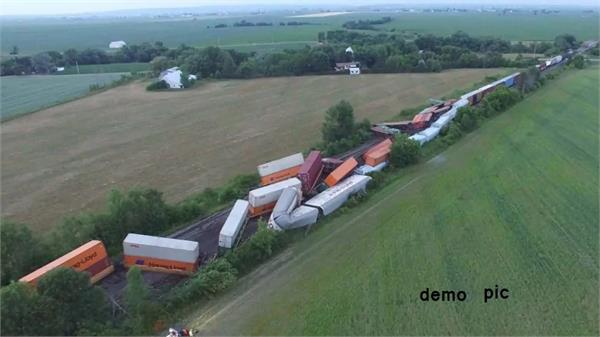 train derails canada