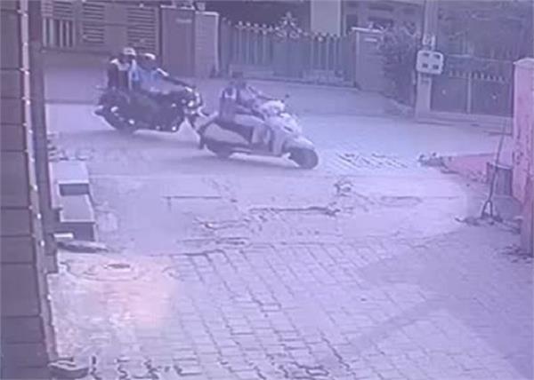 rupnagar  motorcycle rider  gold chain