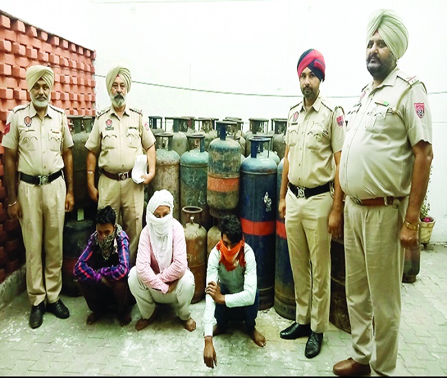 ਗੈਰ-ਕਾਨੂੰਨੀ ਤਰੀਕੇ ਨਾਲ ਸਿਲੰਡਰਾਂ ''ਚੋਂ ਗੈਸ ਦੀ ਅਦਲਾ-ਬਦਲੀ ਕਰਨ ਵਾਲੇ 3 ਗ੍ਰਿਫਤਾਰ