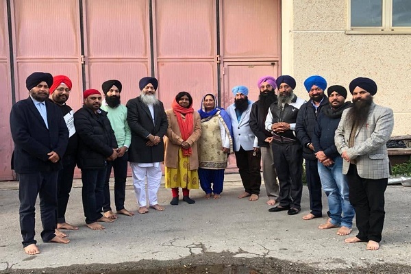 ਇਟਲੀ ''ਚ ਭਾਰਤੀਆਂ ਨੇ ਪਾਸਪੋਰਟ ਸਬੰਧੀ ਮੁਸ਼ਕਲਾਂ ''ਤੇ ਅਧਿਕਾਰੀਆਂ ਨਾਲ ਕੀਤੀਆਂ ਵਿਚਾਰਾਂ