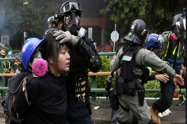 100 protesters hong kong university