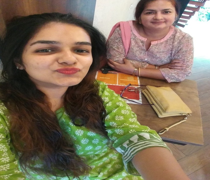 ਮਾਂ ਲਈ ਲਾੜੇ ਦੀ ਭਾਲ ''ਚ ਇਹ ਲੜਕੀ, ਟਵਿੱਟਰ ''ਤੇ ਤਸਵੀਰ ਸ਼ੇਅਰ ਕਰ ਕੇ ਰੱਖੀਆਂ 3 ਸ਼ਰਤਾਂ