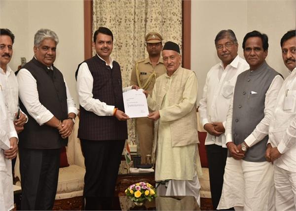 devendra fadnavis submits his resignation to governor