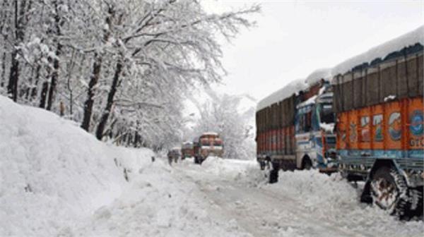 snowfall in mountains of jammu and kashmir