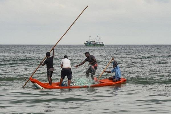 sri lankan navy arrested 14 indian fishermen