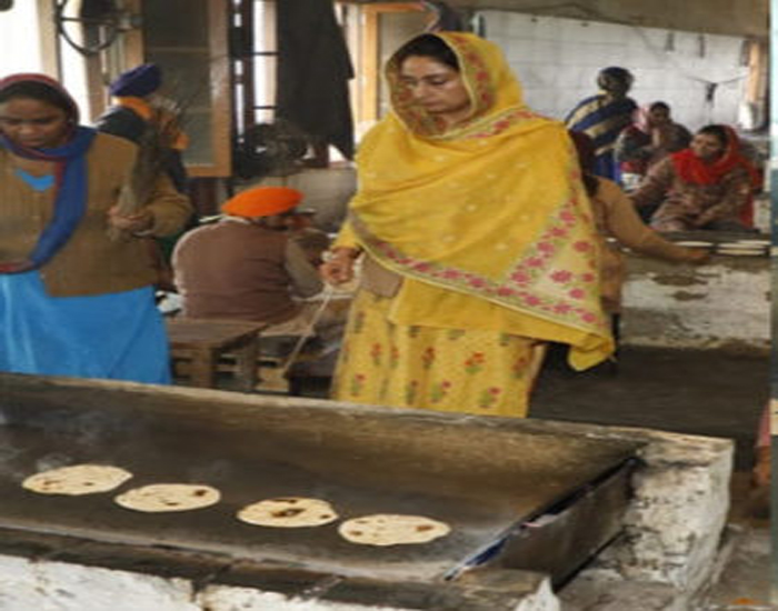 ਸਮੁੱਚੀ ਅਕਾਲੀ ਲੀਡਰਸ਼ਿਪ ਵਲੋਂ ਸ੍ਰੀ ਦਰਬਾਰ ਸਾਹਿਬ ਵਿਖੇ ਦੂਜੇ ਦਿਨ ਵੀ ਸੇਵਾ ਜਾਰੀ