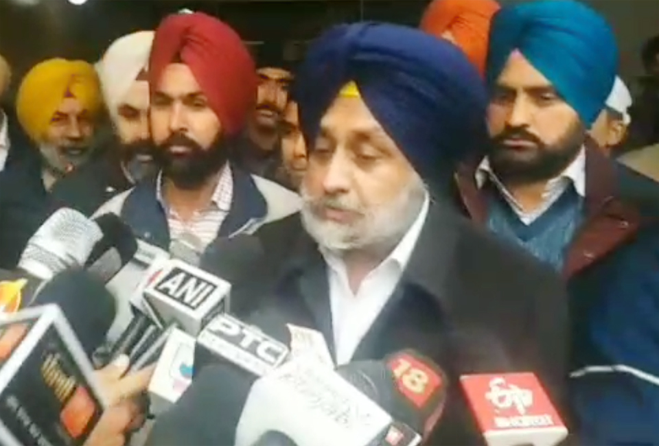 ਏਅਰਪੋਰਟ ਵਿਵਾਦ ''ਚ ਅਕਾਲੀ ਦਲ ਦੀ ਐਂਟਰੀ, ਜਾਣੋ ਕੀ ਬੋਲੇ ਸੁਖਬੀਰ