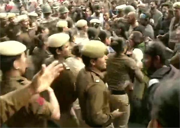 road jnu student police lathicharge