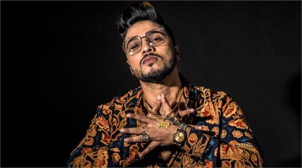 rapper raftaar passionately protests against caa in front of huge crowd