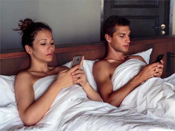 it  s now proved that smartphones in bed can ruin your sex life 