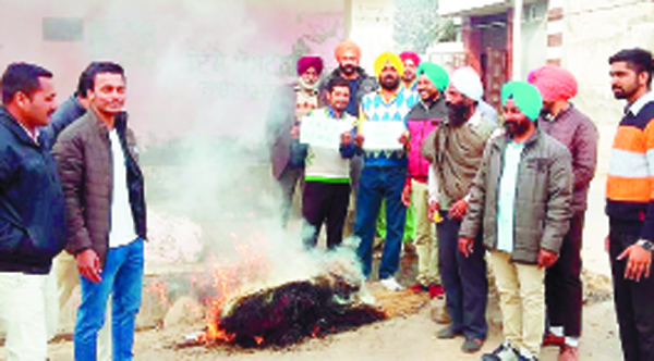 ਵਰਦੀਆਂ ਦੇ ਮਾਮਲੇ ਨੂੰ ਲੈ ਕੇ ਪਿੰਡ ਸਲੇਮਪੁਰ ਵਿਖੇ ਸਰਕਾਰ ਤੇ ਸਿੱਖਿਆ ਵਿਭਾਗ ਦਾ ਪੁਤਲਾ ਫੂਕਿਆ