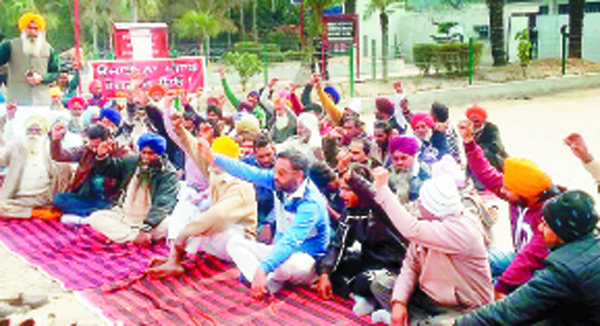 ਪ੍ਰਦੂਸ਼ਣ ਕੰਟਰੋਲ ਅਤੇ ਰੋਜ਼ਗਾਰ ਪ੍ਰਾਪਤ ਸੰਘਰਸ਼ ਕਮੇਟੀ ਨੇ ਧਾਗਾ ਫੈਕਟਰੀ ਦੇ ਗੇਟ ਅੱਗੇ ਦਿੱਤਾ ਰੋਸ ਧਰਨਾ