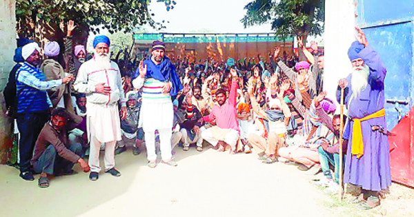 ਮੁਲਜ਼ਮਾਂ ਦੀ ਗ੍ਰਿਫ਼ਤਾਰੀ ਨਾ ਹੋਣ ਕਾਰਨ ਪਿੰਡ ਵਾਸੀਆਂ ਘੇਰਿਆ ਥਾਣਾ