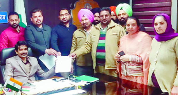 ਡੀ. ਸੀ. ਦਫਤਰ ਦੇ ਮੁਲਾਜ਼ਮਾਂ ਨੇ ਮੁੱਖ ਮੰਤਰੀ ਦੇ ਨਾਂ ਦਿੱਤਾ ਮੰਗ ਪੱਤਰ