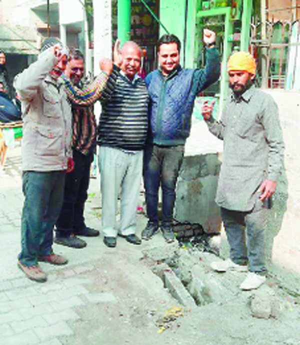 ਸੀਵਰੇਜ ਸਮੱਸਿਆ ਤੋਂ ਪ੍ਰੇਸ਼ਾਨ ਲੋਕਾਂ ਕੀਤੀ ਨਾਅਰੇਬਾਜ਼ੀ
