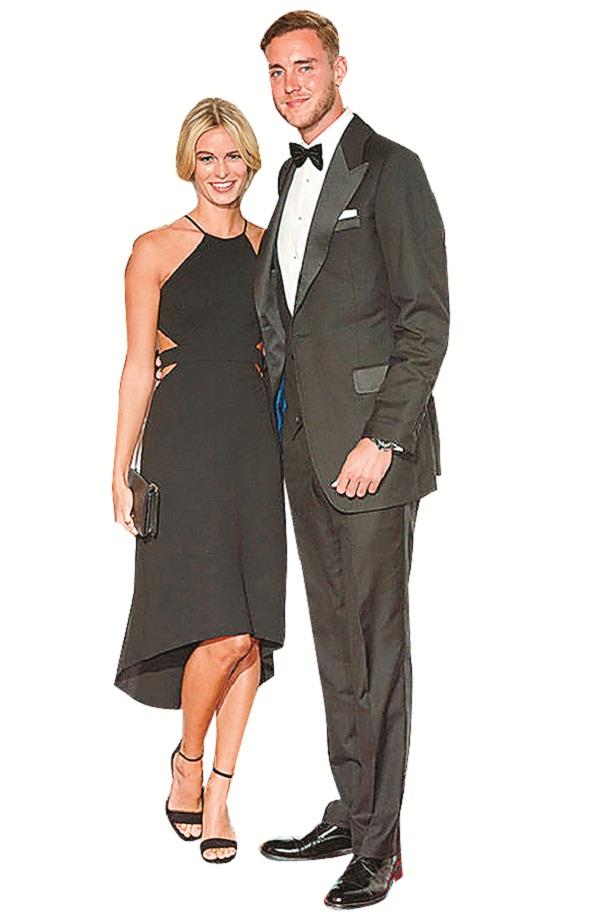england cricketer stuart broad became active on the celebrity dating app