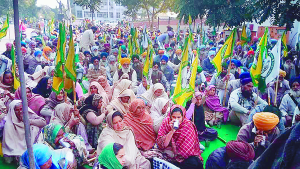 ਕਿਸਾਨਾਂ ਨੇ ਪਰਿਵਾਰਾਂ ਸਮੇਤ ਡੀ. ਸੀ. ਦਫ਼ਤਰਾਂ ਅੱਗ ਲਾਏ ਧਰਨੇ