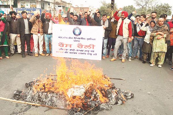 anne r  anch  am employees surrounded by fountain chowk