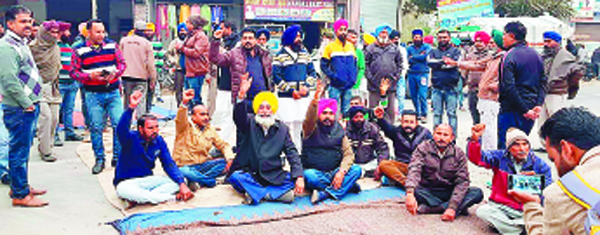 ਸਰਕਾਰ ਖਿਲਾਫ ਕੀਤੀ ਨਾਅਰੇਬਾਜ਼ੀ, 5 ਨੂੰ ਪੱਕਾ ਧਰਨਾ ਲਾਉਣ ਦਾ ਐਲਾਨ