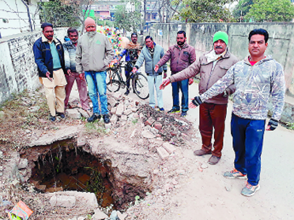 ਖੁੱਲ੍ਹਾ ਮੈਨਹੋਲ ਹਾਦਸਿਆਂ ਨੂੰ ਦੇ ਰਿਹੈ ਸੱਦਾ