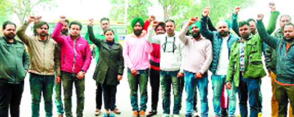 ਟੈਸਟ ਪਾਸ ਕਲਰਕਾਂ ਨੇ ਸਿਹਤ ਮੰਤਰੀ ਦੇ ਘਰ ਵੱਲ ਕੀਤਾ ਰੋਸ ਮਾਰਚ