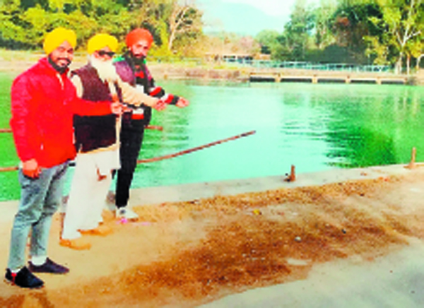 ਨਹਿਰ ਕੰਢੇ ਟੁੱਟੇ ਲੋਹੇ ਦੇ ਜੰਗਲੇ ਕਾਰਨ ਵਾਪਰ ਸਕਦੈ ਹਾਦਸਾ