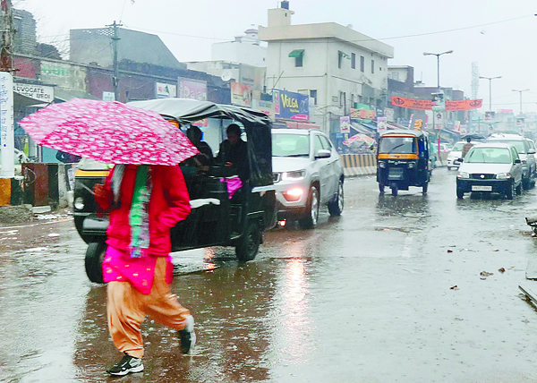 ਮੌਸਮ ਨੇ ਬਦਲਿਆ ਮਿਜ਼ਾਜ, ਰੁਕ-ਰੁਕ ਕੇ ਪੈ ਰਹੇ ਮੀਂਹ ਨਾਲ ਸੀਤ ਲਹਿਰ ਤੇਜ਼