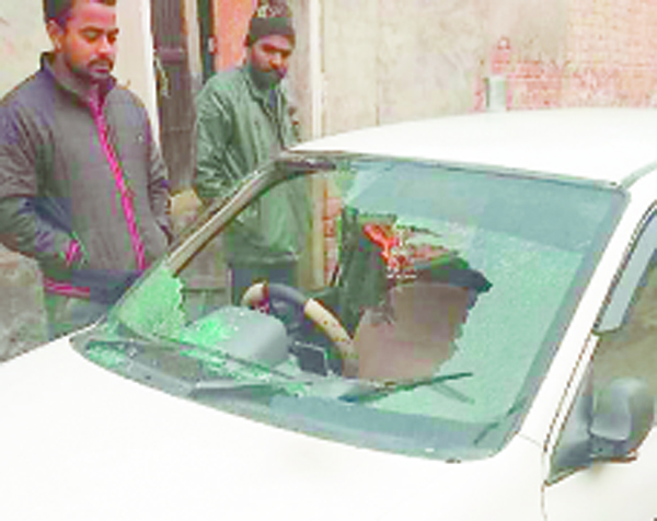 ਅਣਪਛਾਤੇ ਵਿਅਕਤੀਆਂ ਨੇ ਘਰ ਦੇ ਬਾਹਰ ਖੜ੍ਹੀ ਕਾਰ ਦੇ ਤੋੜੇ ਸ਼ੀਸ਼ੇ