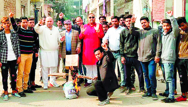 ਸ਼ਿਵ ਸੈਨਾ ਸਮਾਜਵਾਦੀ ਨੇ ਸਿੱਖਸ ਫਾਰ ਜਸਟਿਸ ਦਾ ਪੁਤਲਾ ਫੂਕ ਕੇ ਕੀਤਾ ਪ੍ਰਦਰਸ਼ਨ