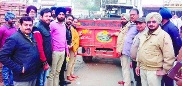 ਮੁਕਤੀਸਰ ਵੈੱਲਫੇਅਰ ਕਲੱਬ ਨੇ 250 ਤੋਂ ਵੱਧ ਵਾਹਨਾਂ ’ਤੇ ਲਾਏ ਰਿਫਲੈਕਟਰ